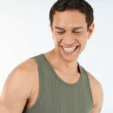 Musculosa de color verde militar, con diseño acanalado y corte ajustado al cuerpo.