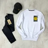 Buzo blanco de algodón con cuello redondo y mangas largas. Estampado en el pecho con una cara sonriente amarilla y texto negro "SMILE" y "DUXON CO.".