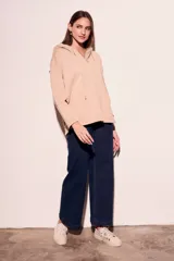 Hoodie color beige de algodón con cordones ajustables en el cuello.