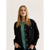 Campera tipo sobrecamisa de jean en color naranja, con corte oversize, cuello italiano, cierre frontal con botones metálicos y ruedo deshilachado. Cuenta con bolsillos frontales con solapa y mangas largas.