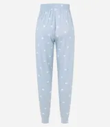 Pantalón de pijama celeste con estampado de patitas blancas, cintura elástica y puños ajustados.