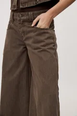 Jean wide leg de tiro bajo con calce relajado y piernas amplias, color celeste claro, estilo clásico de cinco bolsillos.