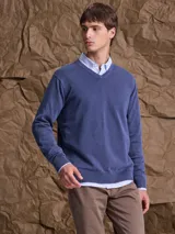 Sweater de algodón con escote en V y acabado stone wash, de manga larga y calce clásico.