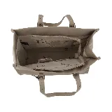 Cartera mediana tipo shopper color marrón, con doble asa de hombro y cierre superior. Incluye un dije colgante con forma de labios y logo de la marca en color fucsia.