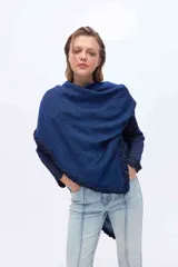 Chal de tejido de punto color azul con acabado en lurex, acabado con detalles artesanales en los bordes.