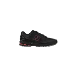 Championes New Balance modelo 1906, de diseño técnico y deportivo en color negro con detalles en rojo.
