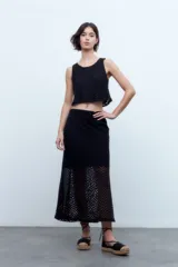 Blusa de encaje coral sin mangas.