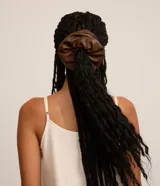 Coletero marrón de cuero sintético.