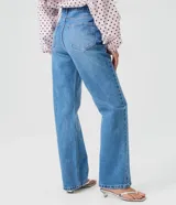 Pantalón de jean azul clásico de corte recto, con tiro alto, presillas para cinto y bolsillos funcionales.