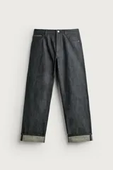 Jeans straight fit de corte recto y tiro medio, confeccionados en denim de algodón oscuro sin lavados, con diseño de cinco bolsillos, cierre de botonadura y dobladillo con vuelta.