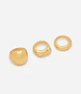 Kit de tres anillos Accessories con acabado pulido en tono dorado. El set incluye un anillo de diseño orgánico robusto, un anillo con diseño curvado y un anillo de aro clásico.