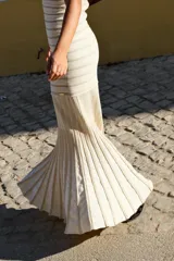Vestido midi azul de punto con detalles metalizados dorados, escote palabra de honor y corte ajustado al cuerpo.