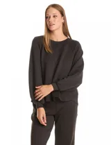 Buzo de corte holgado con sisa raglán y mangas largas con puños ajustados. Presenta un estampado sutil de animal print tono sobre tono y escote redondo a la base.