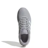 Championes urbanos Adidas modelo Lite Racer 4.0, color gris con las icónicas tres tiras en blanco. Confeccionados en malla transpirable, cuentan con mediasuela con tecnología Cloudfoam para mayor amortiguación y suela de goma resistente.