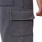 Bermuda de algodón gris oscuro, estilo cargo, con cordón blanco en la cintura y bolsillos laterales tipo parche.