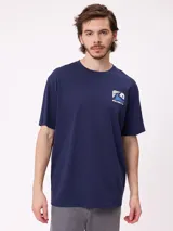 Remera de corte holgado color azul marino, con cuello redondo y manga corta. Presenta un pequeño logo estampado en el pecho con el nombre de la marca.