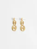 Par de caravanas colgantes doradas con forma de eslabones ovalados con orificios circulares.