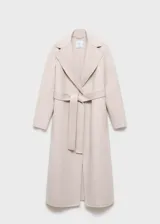 Abrigo largo de corte recto y diseño tipo batín, confeccionado en mezcla de lana. Presenta cuello con solapas, cierre mediante cinturón ajustable en la cintura, mangas largas y abertura posterior en el bajo.