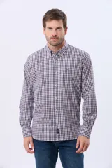 Camisa de manga larga con estampado de cuadros pequeños, cuello abotonado y bolsillo frontal en el pecho con logo bordado.