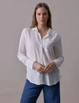Camisa blanca a rayas verticales, marca Alex & Jordan. Tiene cuello con solapa, abertura central con botones y bolsillo aplicado en el pecho.