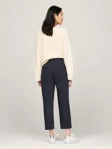 Pantalón chino azul marino de corte recto slim, con raya marcada en la pierna y cierre oculto.