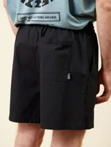 Short de algodón color negro con cintura elástica y cordón de ajuste. Presenta bolsillos laterales y un pequeño parche con logo en la parte inferior.