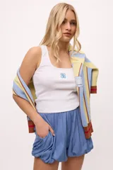 Short negro de tiro alto con cintura elastizada y bolsillos laterales.