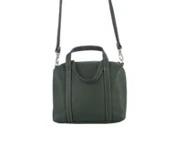 Bandolera tipo baúl color verde oscuro, de cuero floutter, con doble asa corta y correa larga regulable.