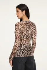 Blusa de tul semitransparente con estampado animal print, cuello redondo y mangas largas, de silueta ajustada.