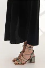 Sandalias de cuero plateado con taco bloque, tiras finas y cordones para atar al tobillo.