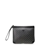 Neceser de mano con correa de muñeca, confeccionado en material sintético con estampado geométrico repetitivo en tonos gris y negro. Presenta detalles en cuero sintético negro en los bordes y logo metálico de la marca en la parte frontal.