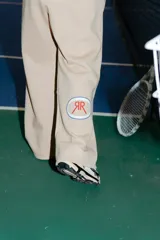 Pantalón tipo jogger de corte recto confeccionado en frisa color camel. Presenta cintura elastizada, bolsillos laterales y costuras verticales en el frente que le otorgan una estructura definida.