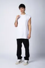 Musculosa de corte holgado con cuello redondo y sisas amplias, confeccionada en algodón de color negro.