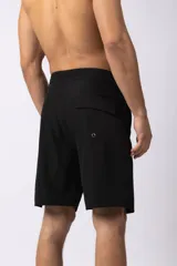 Short de baño negro liso, con cordón blanco regulable en la cintura y un pequeño parche con logo VCP en la parte inferior izquierda.