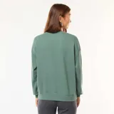 Buzo de cuello redondo confeccionado en felpa francesa, de corte holgado y diseño liso. Presenta puños y ruedo acanalados.