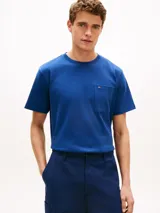 Remera de corte amplio y hombros ligeramente caídos, confeccionada en punto de malla de mezcla de algodón en color azul. Presenta cuello redondo, mangas cortas y un bolsillo de parche en el pecho con el logo de Tommy Hilfiger bordado.