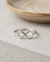 Anillo de plata 925 con diseño del símbolo de infinito.