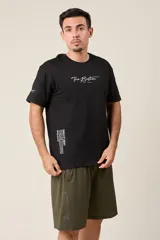 Bermuda deportiva de nylon color verde oliva, de corte suelto, con cintura elástica y cordón de ajuste. Cuenta con detalles de líneas verticales en los costados y bolsillos laterales con cierre.