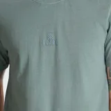Remera de algodón color verde militar, de manga corta y cuello redondo, con pequeño bordado frontal de la marca Roark.