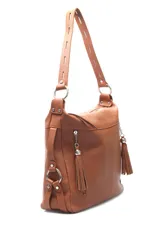 Cartera de hombro mediana confeccionada en cuero texturizado color marrón. Presenta dos bolsillos frontales con cierre decorados con tiradores de flecos y herrajes plateados. Incluye una correa de hombro fija y cierre principal superior.