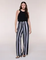 Enterito largo sin mangas con cuerpo negro de escote alto y pantalón wide leg de rayas verticales blancas y negras, con cintura elastizada y cordón ajustable.