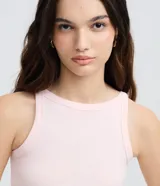 Musculosa básica femenina de Blue Steel confeccionada en tejido rib acanalado de algodón, con cuello redondo y diseño ajustado.
