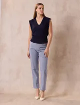 Pantalón de vestir de gabardina elastizada a rayas verticales celestes y blancas. Marca Zac & Rachel, corte recto, pretina ancha con faja interna modeladora.