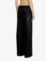 Pantalón ancho negro de mujer, estilo track, confeccionado en tejido satinado con caída fluida. Cuenta con cintura elástica y bolsillos laterales.
