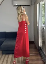 Vestido midi rojo de sedita con breteles finos y escote en V.