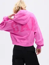 Canguro cropped Gap de color fucsia, con capucha, mangas largas abullonadas y el logo de la marca bordado en el centro del pecho.