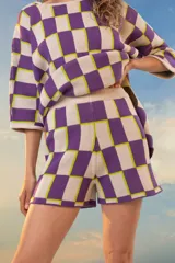 Short de tiro alto con pretina elastizada, tejido de punto con diseño a cuadros color lila, blanco y amarillo.