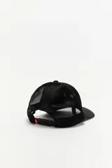 Gorra tipo trucker de color negro con paneles traseros de malla transpirable. Presenta el logo de Levi's bordado en el frente y visera curva.