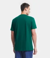 Remera de corte comfort color verde, con cuello redondo y manga corta. Presenta un pequeño estampado minimalista en el centro del pecho con la inscripción 'Nautique des Regates'.