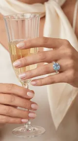 Anillo de plata con cristal cuadrado facetado en color celeste y engaste con circonias en el aro.